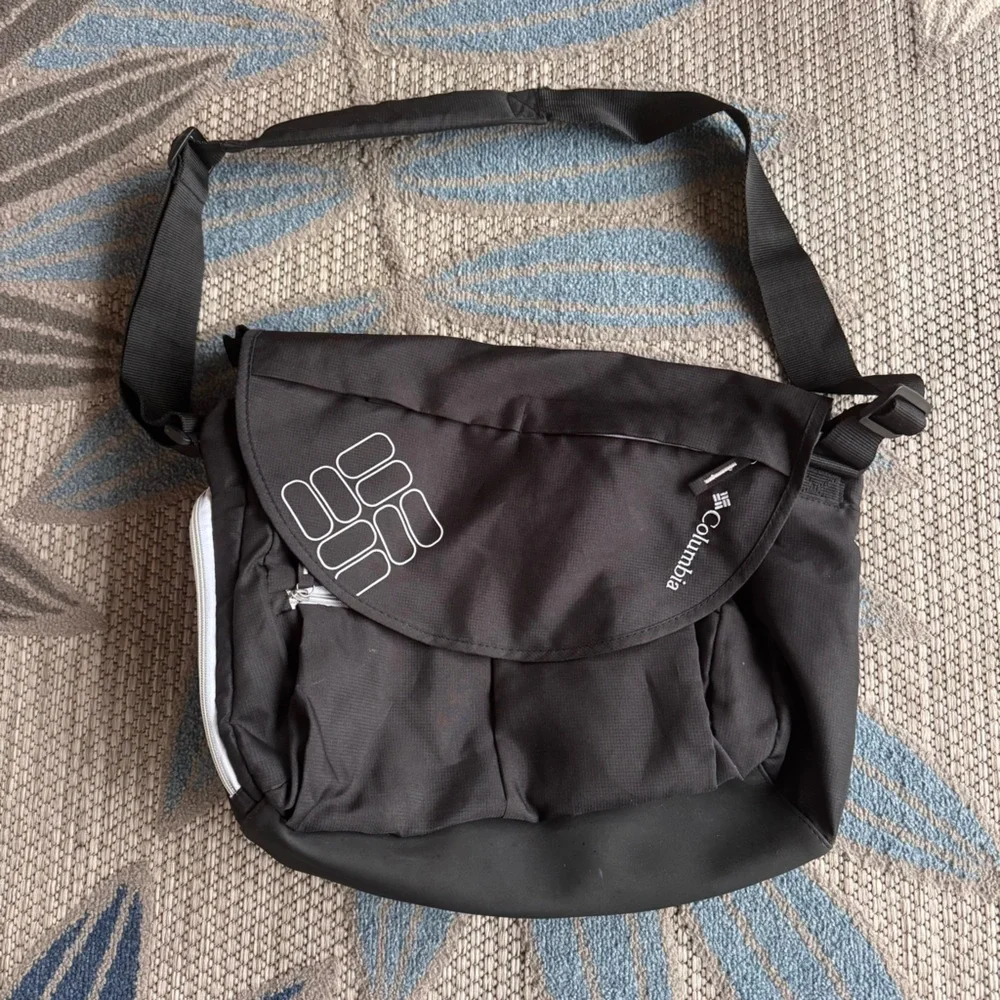 Columbia Outfitter‎ Expandable Messenger Diaper Bag Black Shoulder Strap